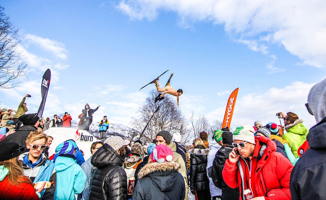 NATURIST – JAVISST: Vegard Øye opptrer gjerne naken på ski. Slik som her, på Bjerkan Invitational i vår. Foto: Henning Kleivane