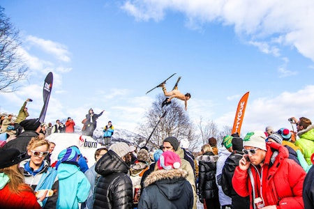 NATURIST – JAVISST: Vegard Øye opptrer gjerne naken på ski. Slik som her, på Bjerkan Invitational i vår. Foto: Henning Kleivane