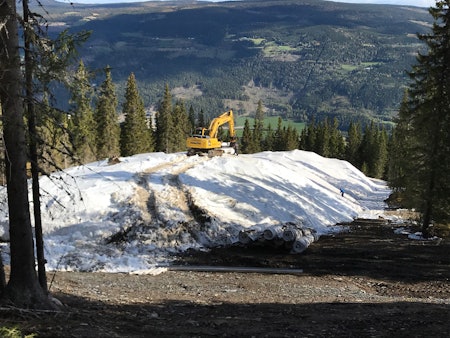 ÅPNER TIL HELGEN: Kvitfjell har lagra snø, og lørdag 29. september åpner Familiebakken for treningsgrupper. Foto: Vibeke Fürst Holtmann