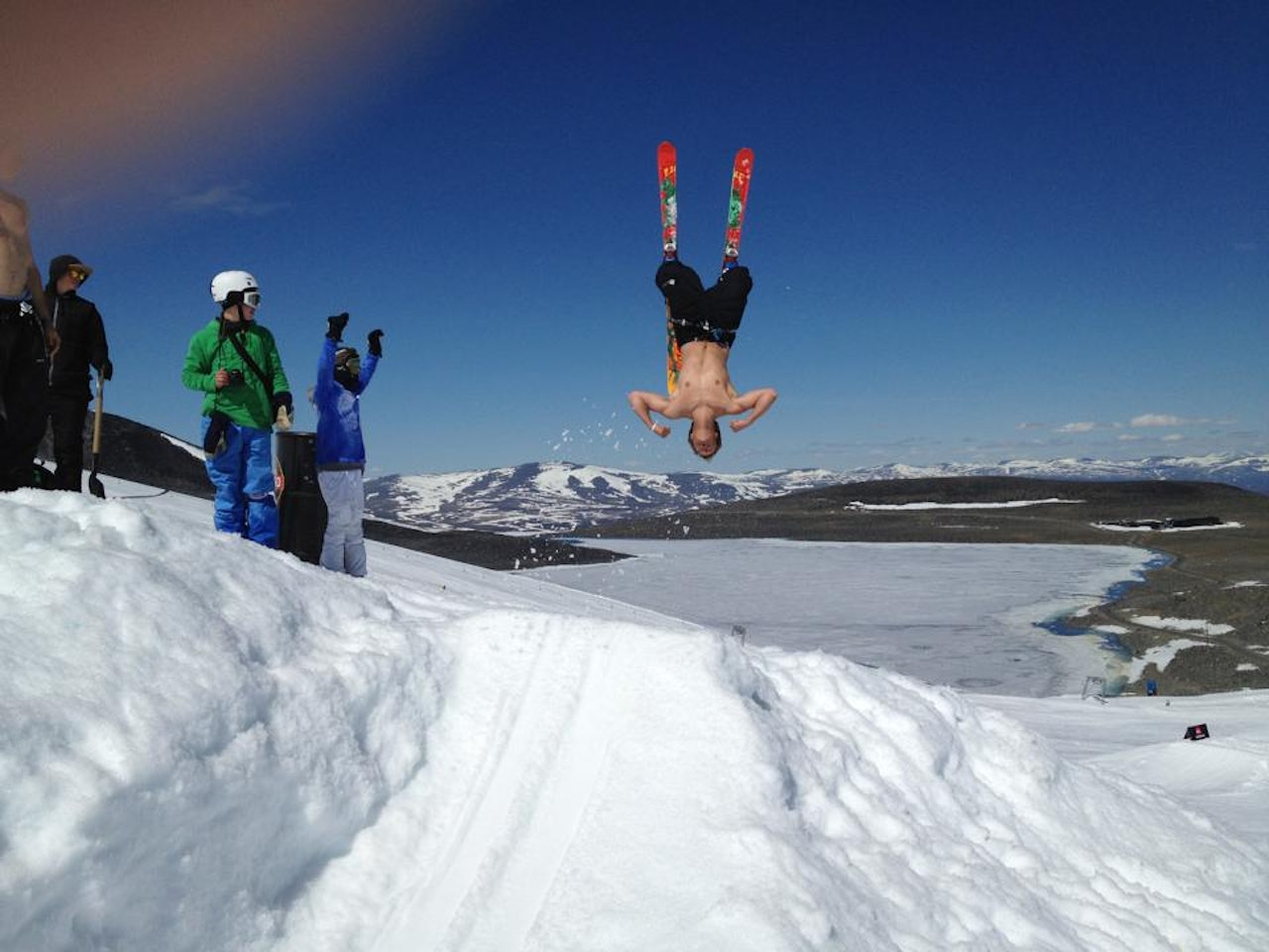 BACKFLIP UTEN BLUSE: Vemund Sande gjør som campinstruktører flest; tøffer seg for kidsa. BACKFLIP UTEN BLUSE: Vemund Sande gjør som campinstruktører flest; tøffer seg for kidsa.