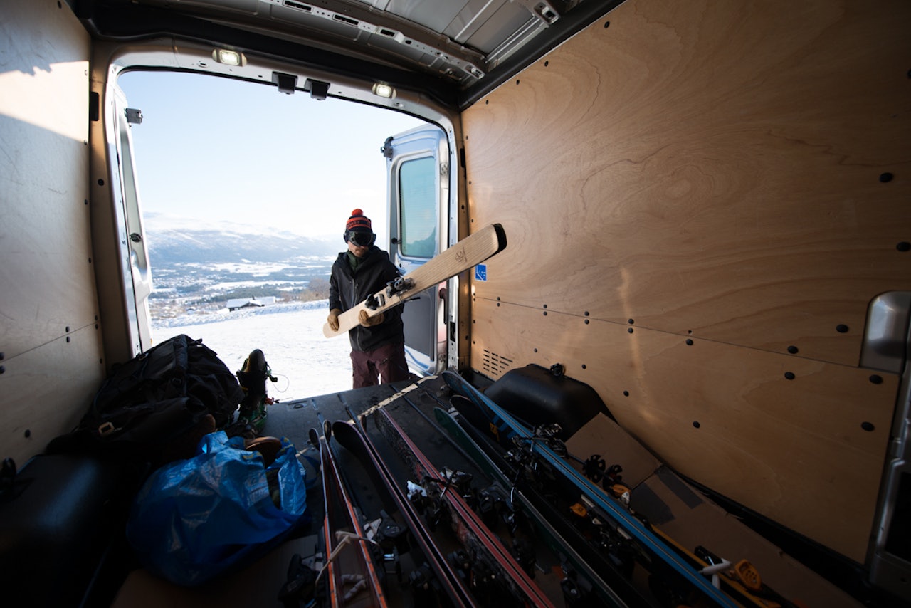 TESTING, TESTING: Femten par topptur- og frikjøringsski er med i årets første skitest. Foto: Martin Innerdal Dalen