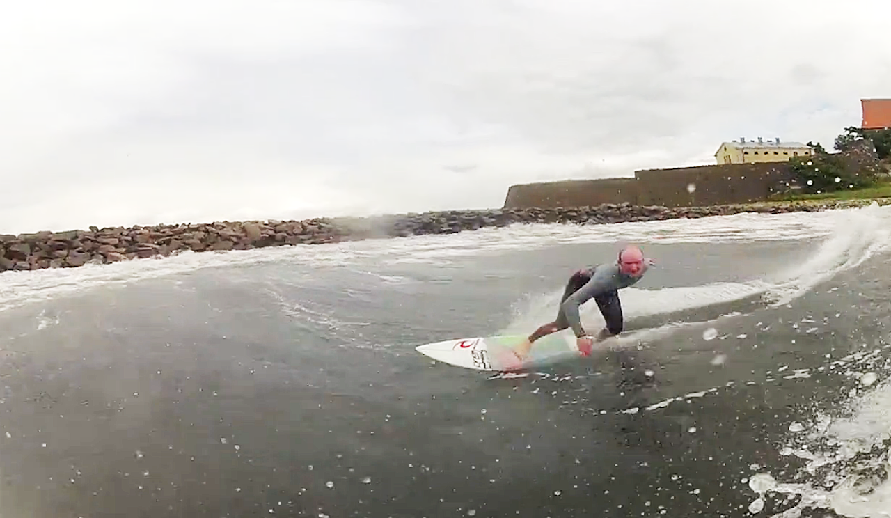 PRIMA: Ohh, den jævla naboen. Skulle gjerne skyte´n. Jeg hater synet av naboen min. (Synges med glimt i øyet. Inspirert av Prima Vera - se video) PRIMA: Ohh, den jævla naboen. Skulle gjerne skyte´n. Jeg hater synet av naboen min. (Synges med glimt i øyet. Inspirert av Prima Vera - se video)