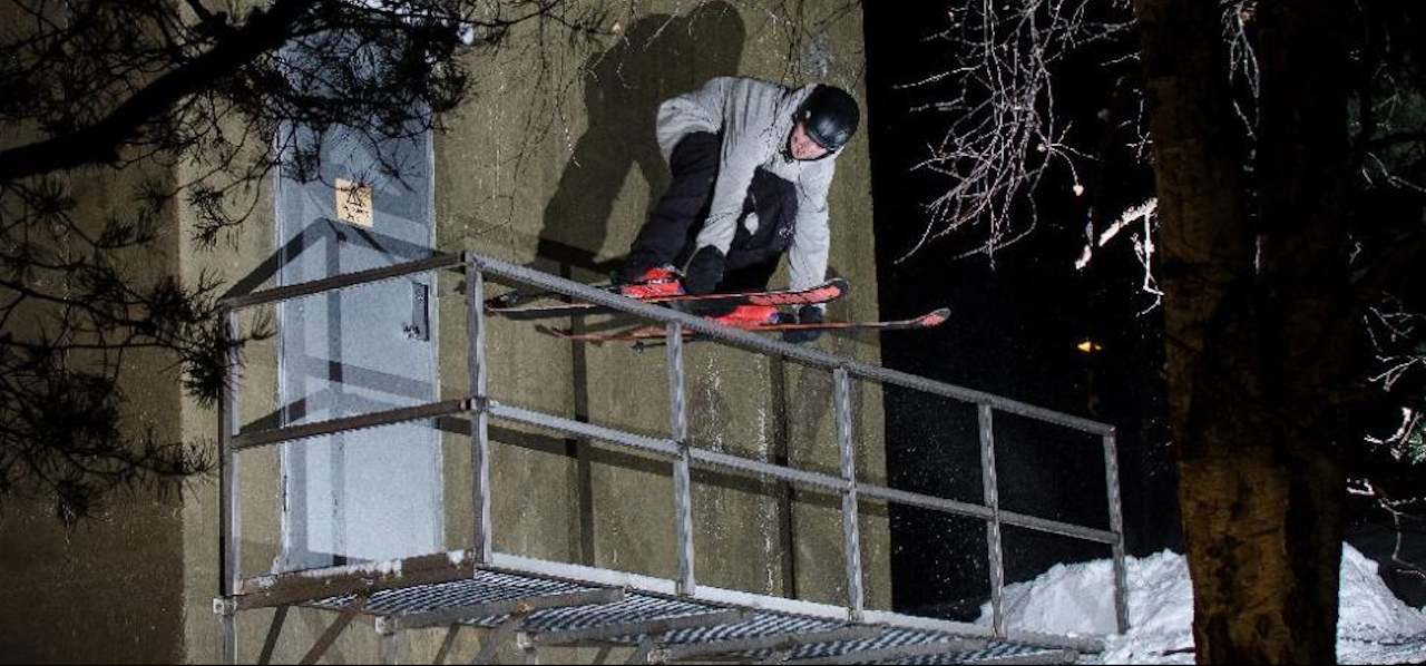 HOLD YOUR SKIS! Emil Larsen ripper urban i Next Generation Media sin kommende «Hold Your Horses!». Bilde: Bjørn Halseth HOLD YOUR SKIS! Emil Larsen ripper urban i Next Generation Media sin kommende «Hold Your Horses!». Bilde: Bjørn Halseth