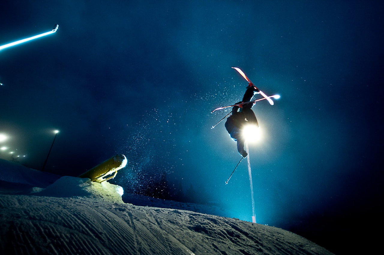 I FORM: Denne karen er i form om dagen. For å si det mildt. Øystein Bråten håndterer både den ene skia si og kanonrailen elegant. Foto: Vegard Breie twintip skeikampen fri flyt anleggsguide ski snowboard jibbing