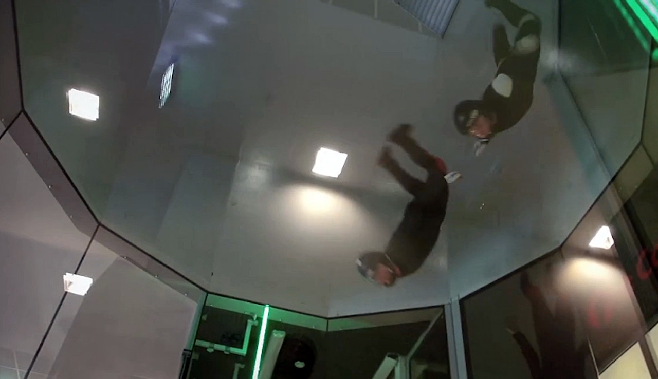 VINDTUNNEL: Nesten som å hoppe fallskjerm. Men du kan gjøre det inne i et rør. VINDTUNNEL: Nesten som å hoppe fallskjerm. Men du kan gjøre det inne i et rør.