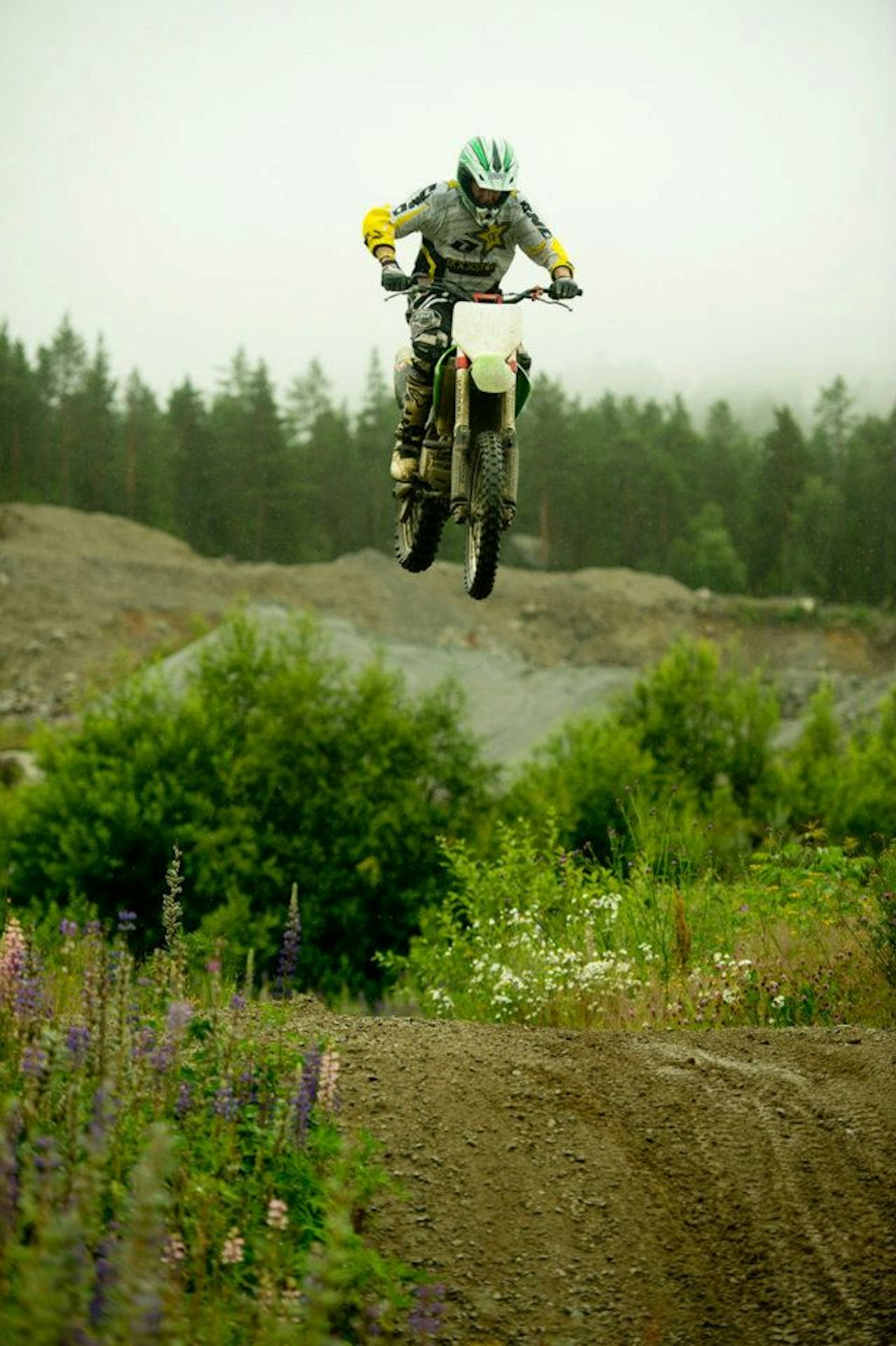 CROSSER: Espen lurer på å skremme seg sjøl litt på crossykkel i sommer også. Foto: Vegard Breie CROSSER: Espen lurer på å skremme seg sjøl litt på crossykkel i sommer også. Foto: Vegard Breie