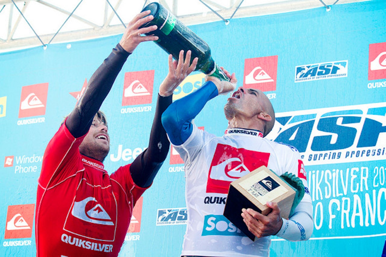 BÅNNSKI: Kelly Slater kunne feire sin første triumf i Frankrike, og inntar andreplassen i sammendraget. Foto: Quiksilver/Greg Rabejac og Ricardo Bravo BÅNNSKI: Kelly Slater kunne feire sin første triumf i Frankrike, og inntar andreplassen i sammendraget. Foto: Quiksilver/Greg Rabejac og Ricardo Bravo