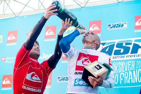 BÅNNSKI: Kelly Slater kunne feire sin første triumf i Frankrike, og inntar andreplassen i sammendraget. Foto: Quiksilver/Greg Rabejac og Ricardo Bravo BÅNNSKI: Kelly Slater kunne feire sin første triumf i Frankrike, og inntar andreplassen i sammendraget. Foto: Quiksilver/Greg Rabejac og Ricardo Bravo