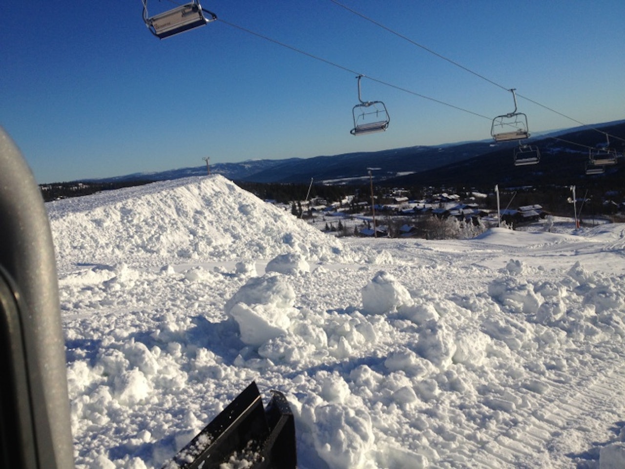 HER BLIR DET HOPP: Masse snø og et hopp med rundt femten meter flate skal stå klart på Skeikampen lørdag morgen! Foto: Rune Slåsletten