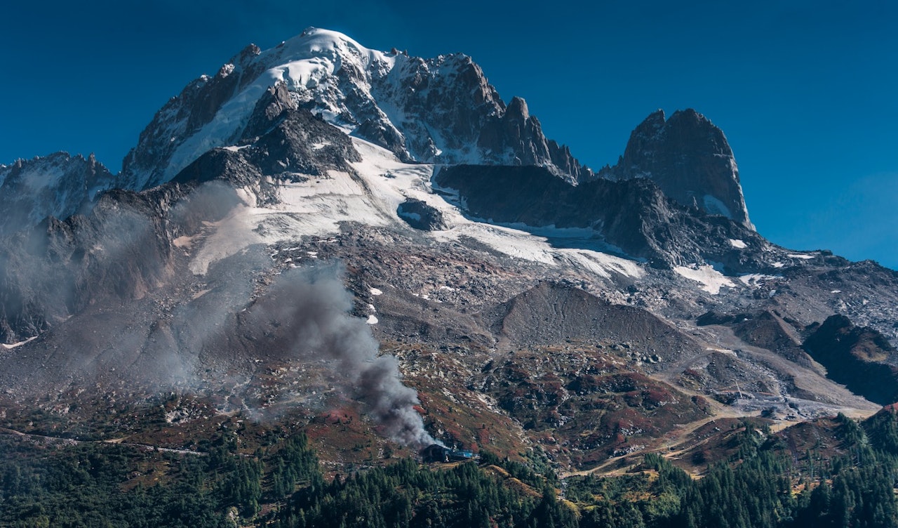 I FYR: Den Chamonix-baserte norske skiproffen Stian Hagen tok dette bildet under brannen i går. Foto: S. Hagen I FYR: Den Chamonix-baserte norske skiproffen Stian Hagen tok dette bildet under brannen i går. Foto: S. Hagen