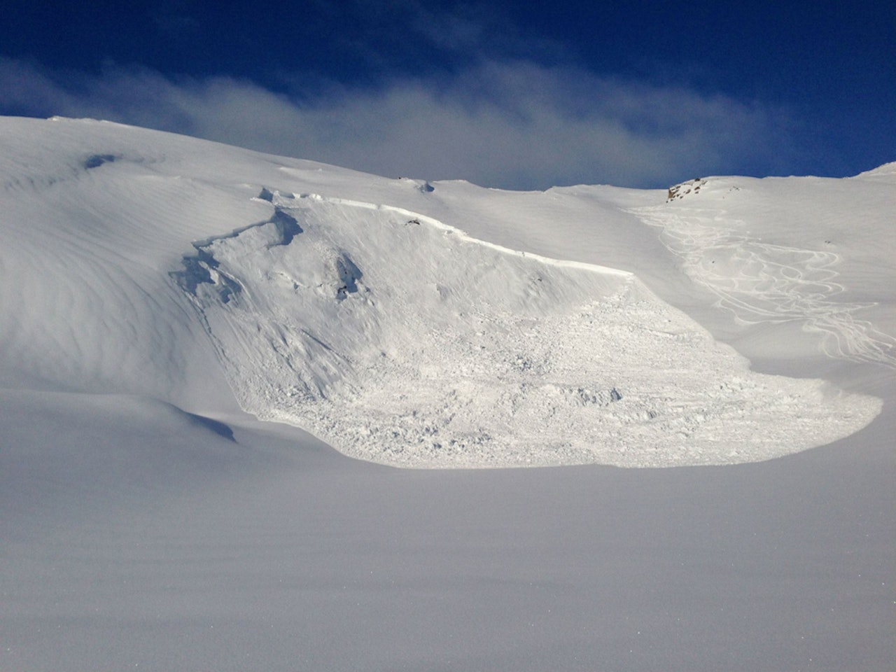 USTABILT: Det går selvutløste skred så å si overalt i Troms for tida. Dette er fra Lille Blåmannen i går. Foto: Geir Jenssen USTABILT: Det går selvutløste skred så å si overalt i Troms for tida. Dette er fra Lille Blåmannen i går. Foto: Geir Jenssen