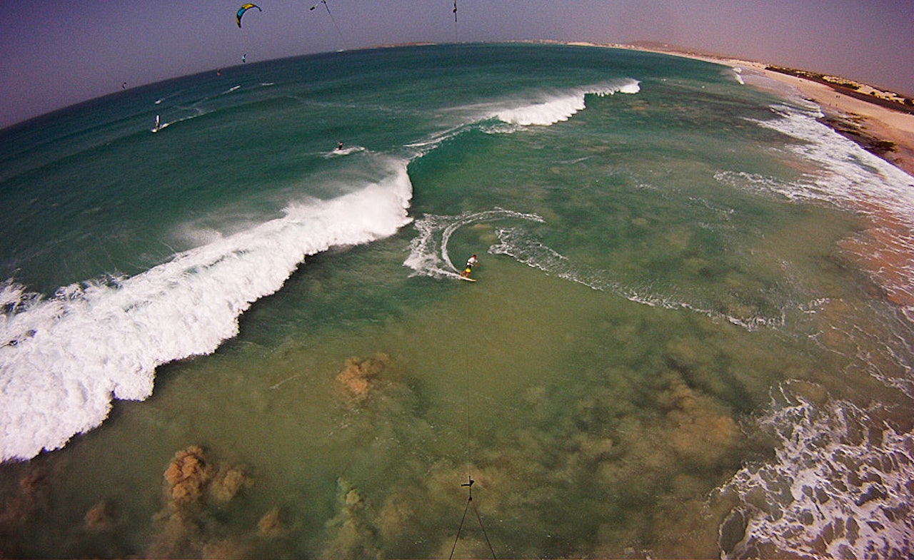 FULGLEPERSPEKTIV: Hvis du var en kite, ville dagene sett omtrent sånn ut blant bølgene på Boa Vista. 