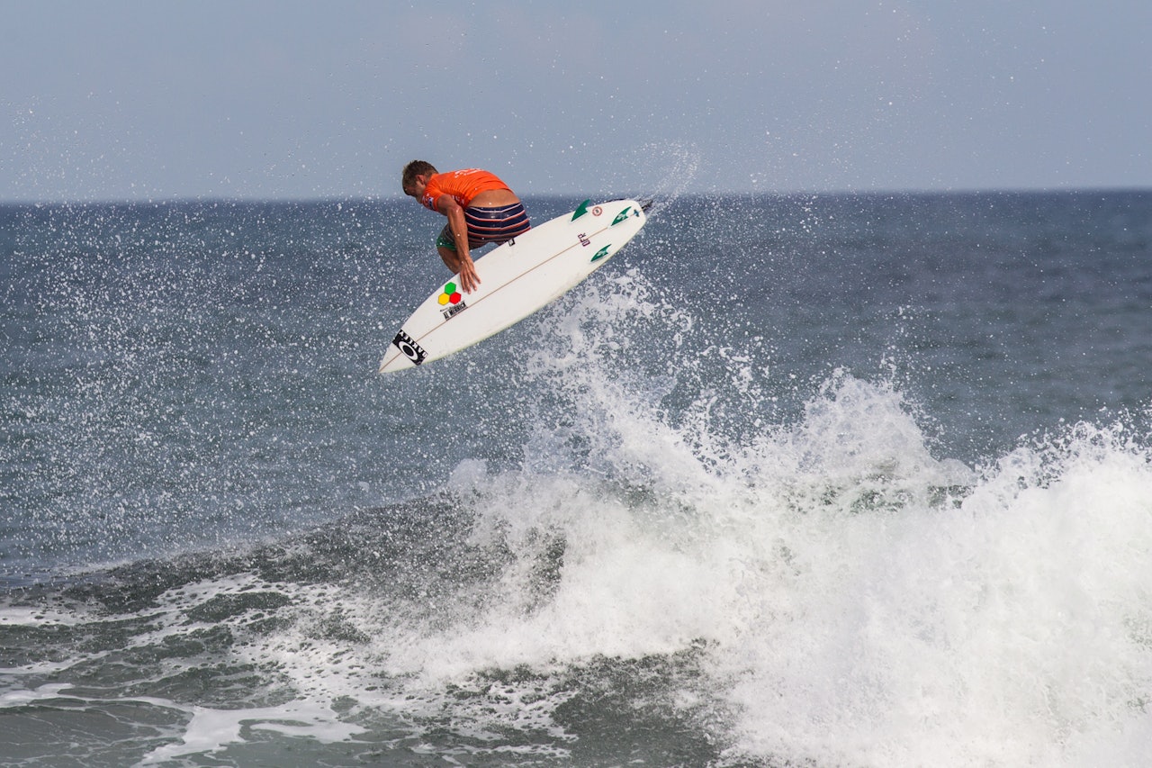TØFF MATCH: Sebastian Zietz har gått en vanskelig stige, og møtte den umulige krølltoppen fra Oahu John John Florence for andre gang iløpet av konkurransen på Bali. TØFF MATCH: Sebastian Zietz har gått en vanskelig stige, og møtte den umulige krølltoppen fra Oahu John John Florence for andre gang iløpet av konkurransen på Bali.