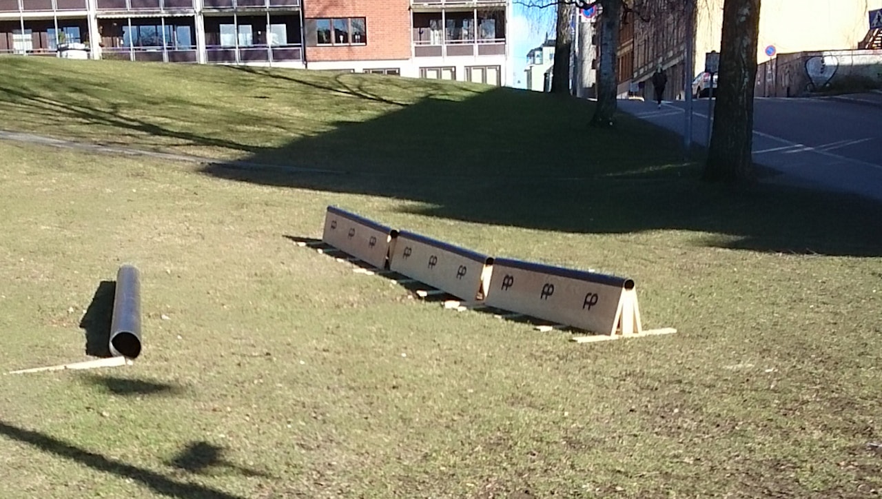 UTFORDRING: Da Oslo kommune rydda i Kubaparken fant de tre rails og et rør som ikke tilhører kommunen. Heldigvis fikk de tak i eieren Even Sigstad, og problemet ser nå ut til å få en lykkelig slutt. Foto: Ole Jørgen Slutningen
