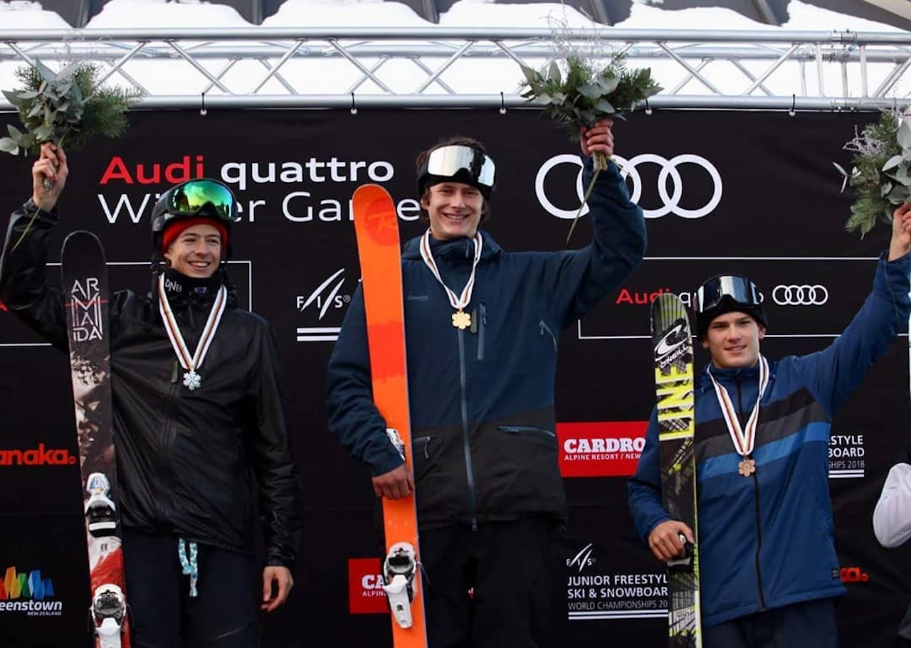 VERDENS NEST BESTE JUNIOR: Sebastian Schjerve (til venstre) på pallen i Junior-VM i slopestyle. Foto: Nor Freeski VERDENS NEST BESTE JUNIOR: Sebastian Schjerve (til venstre) på pallen i Junior-VM i slopestyle. Foto: Nor Freeski