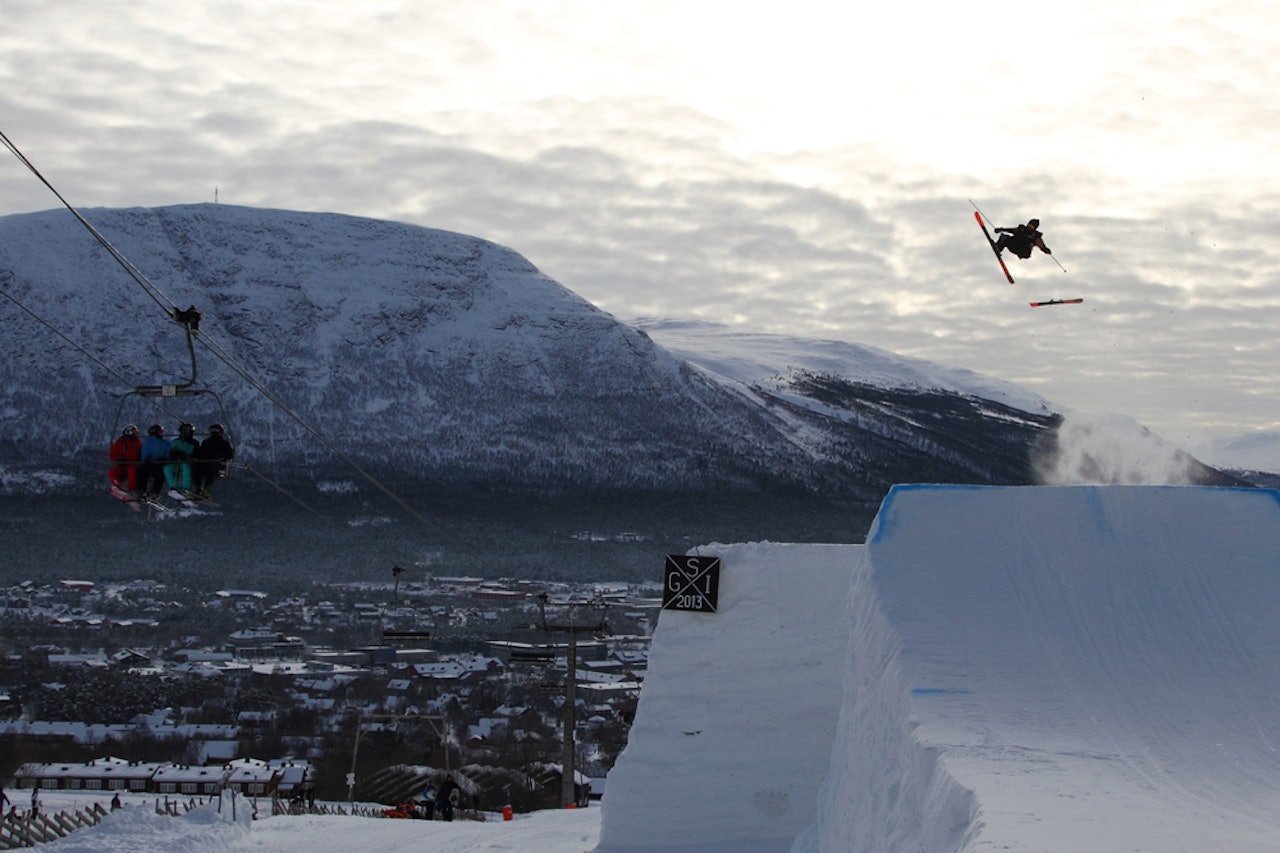 DRAMATISK ØYEBLIKK: Heldigvis gikk det bra da Jeremy Pancras mista den ene skia si høyt over en gjeng trøndere. Foto: Tore Meirik
