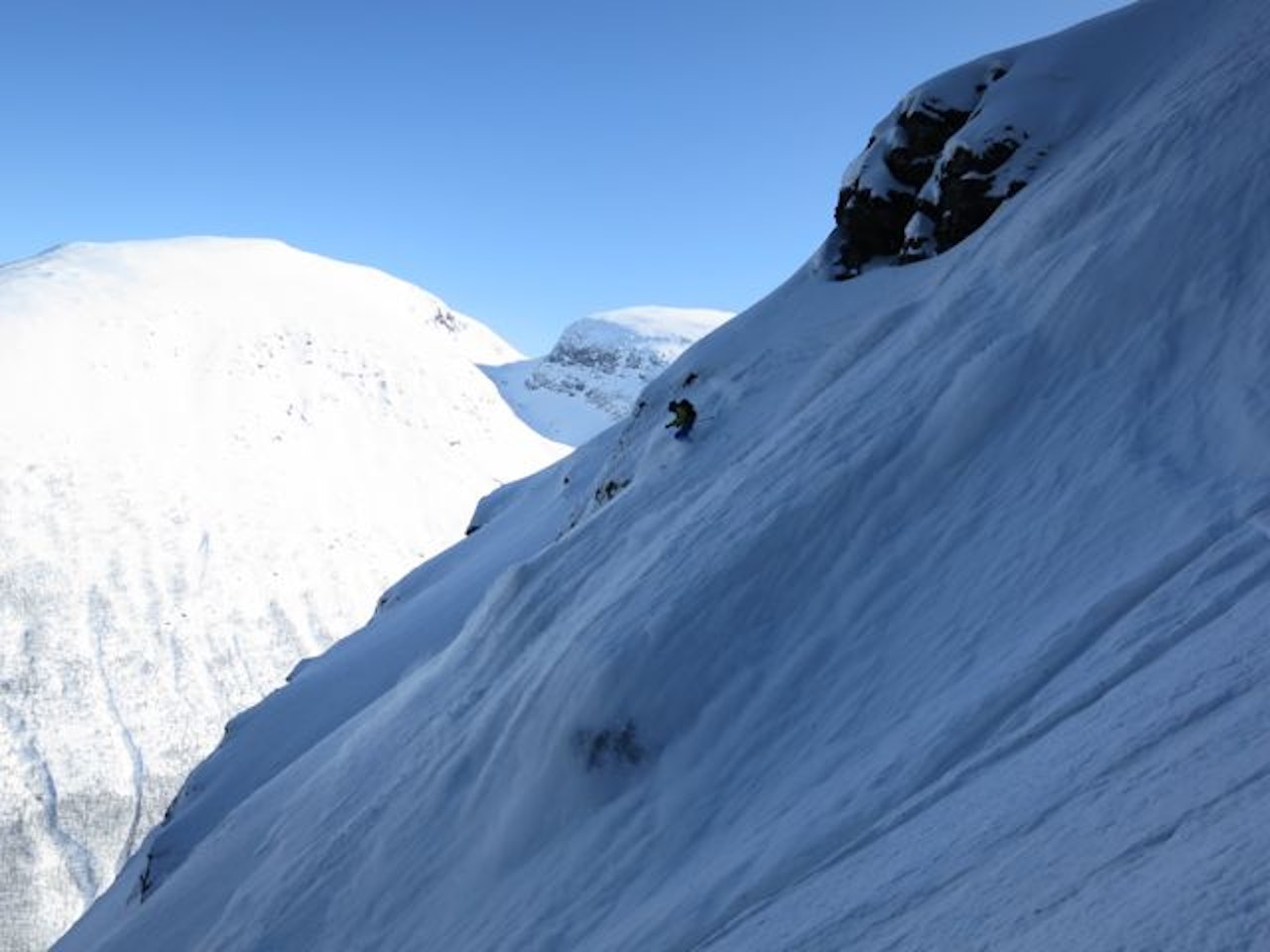 RUSSETIND: Her er Andreas på vei ned fra Russetinden i Lyngen. Foto: Bjarne Salén RUSSETIND: Her er Andreas på vei ned fra Russetinden i Lyngen. Foto: Bjarne Salén
