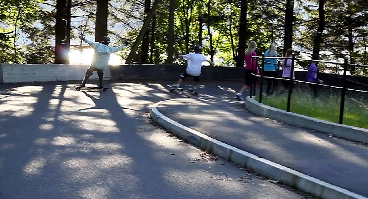 BABES: Det er ganske kult å suse forbi en gjeng damer i tights. BABES: Det er ganske kult å suse forbi en gjeng damer i tights.