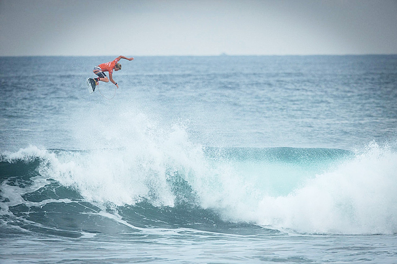 TYNN LUFT: Av naturlige grunner ble John John Florence belønnet med en 10-er for denne alley oop-en. TYNN LUFT: Av naturlige grunner ble John John Florence belønnet med en 10-er for denne alley oop-en.
