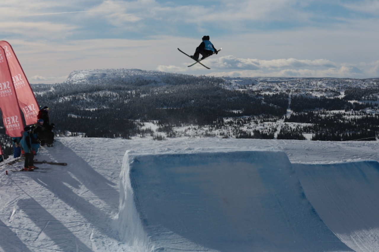 VANSKELIGE FORHOLD: Sterk vind satte sitt preg på norgescuprunden i slopestyle på Skeikampen i helga. Foto: Andreas Løve Storm Fausko VANSKELIGE FORHOLD: Sterk vind satte sitt preg på norgescuprunden i slopestyle på Skeikampen i helga. Foto: Andreas Løve Storm Fausko