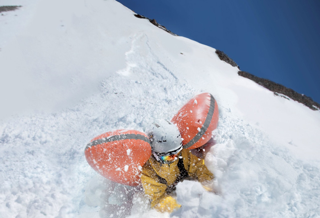 SALGET HALVERT: Det samla salget av skredballongsekker har hatt en betydelig nedgang fra 11/12 til 12/13, og det forventes at det vil synke ytterligere. Foto: Produsenten SALGET HALVERT: Det samla salget av skredballongsekker har hatt en betydelig nedgang fra 11/12 til 12/13, og det forventes at det vil synke ytterligere. Foto: Produsenten