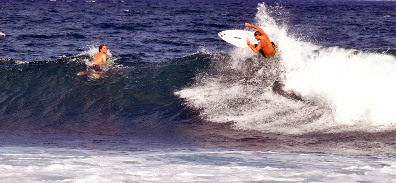 PÅ PLASS: Dusty Payne er på plass i bølgene på Bali. Foto: John Jacobsen PÅ PLASS: Dusty Payne er på plass i bølgene på Bali. Foto: John Jacobsen