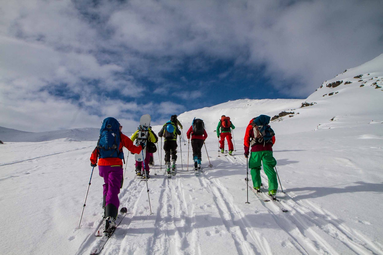 POPULÆR: Råflotte toppturfjell, god stemning og masse sosialt samvær er noen av mange grunner til at du bår være kjapp hvis du skal sikre deg High Camp-pass. Foto: Roger Bareksten POPULÆR: Råflotte toppturfjell, god stemning og masse sosialt samvær er noen av mange grunner til at du bår være kjapp hvis du skal sikre deg High Camp-pass. Foto: Roger Bareksten