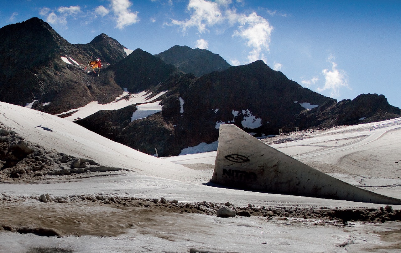 SMELTEDIGEL: Haugevis av ski- og snowboardkjørere samler seg på den italienske breen hver sommer. Anders Backe tyner en switch cork 540 japan ut av snøsmeltinga. Foto: Hans Petter Hval