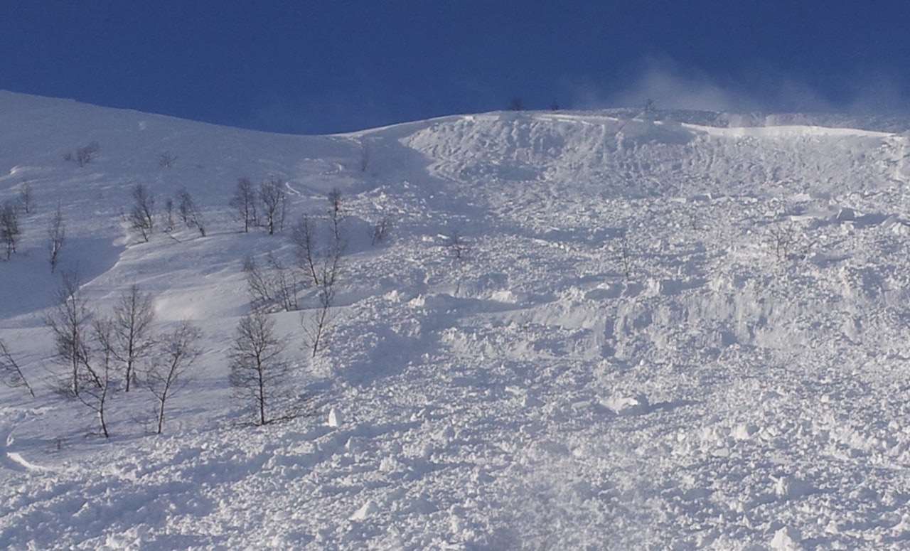 MYRKDALEN: En person ble skadd i dette skredet i Myrkdalen i går. Bildet ble tatt av en av de som ble feid avgårde av snøskredet. MYRKDALEN: En person ble skadd i dette skredet i Myrkdalen i går. Bildet ble tatt av en av de som ble feid avgårde av snøskredet.