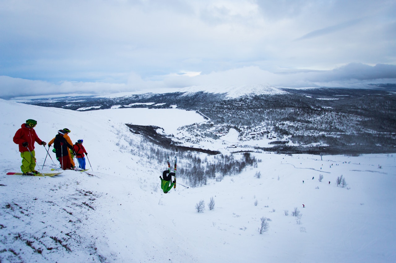 SPESIAL: Eirik Schjølberg er spesialist i å flippe Skavlein på Lemonsjøen, helst på første tur. Her flipper han den nederste, og høyeste, foran øynene på et par av Høkkers-kompisene. Foto: Tore Meirik SPESIAL: Eirik Schjølberg er spesialist i å flippe Skavlein på Lemonsjøen, helst på første tur. Her flipper han den nederste, og høyeste, foran øynene på et par av Høkkers-kompisene. Foto: Tore Meirik
