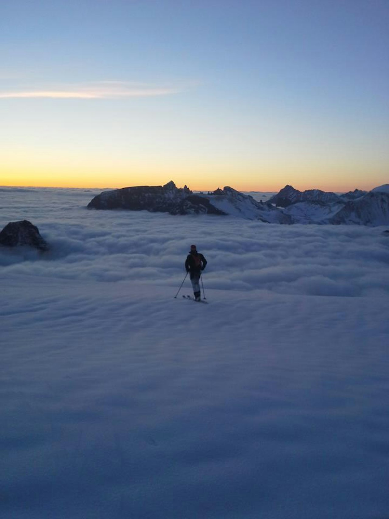 NATT PÅ ALNESTIND: Ola Inge Drøpping på toppen av Alnestind midt på natta.