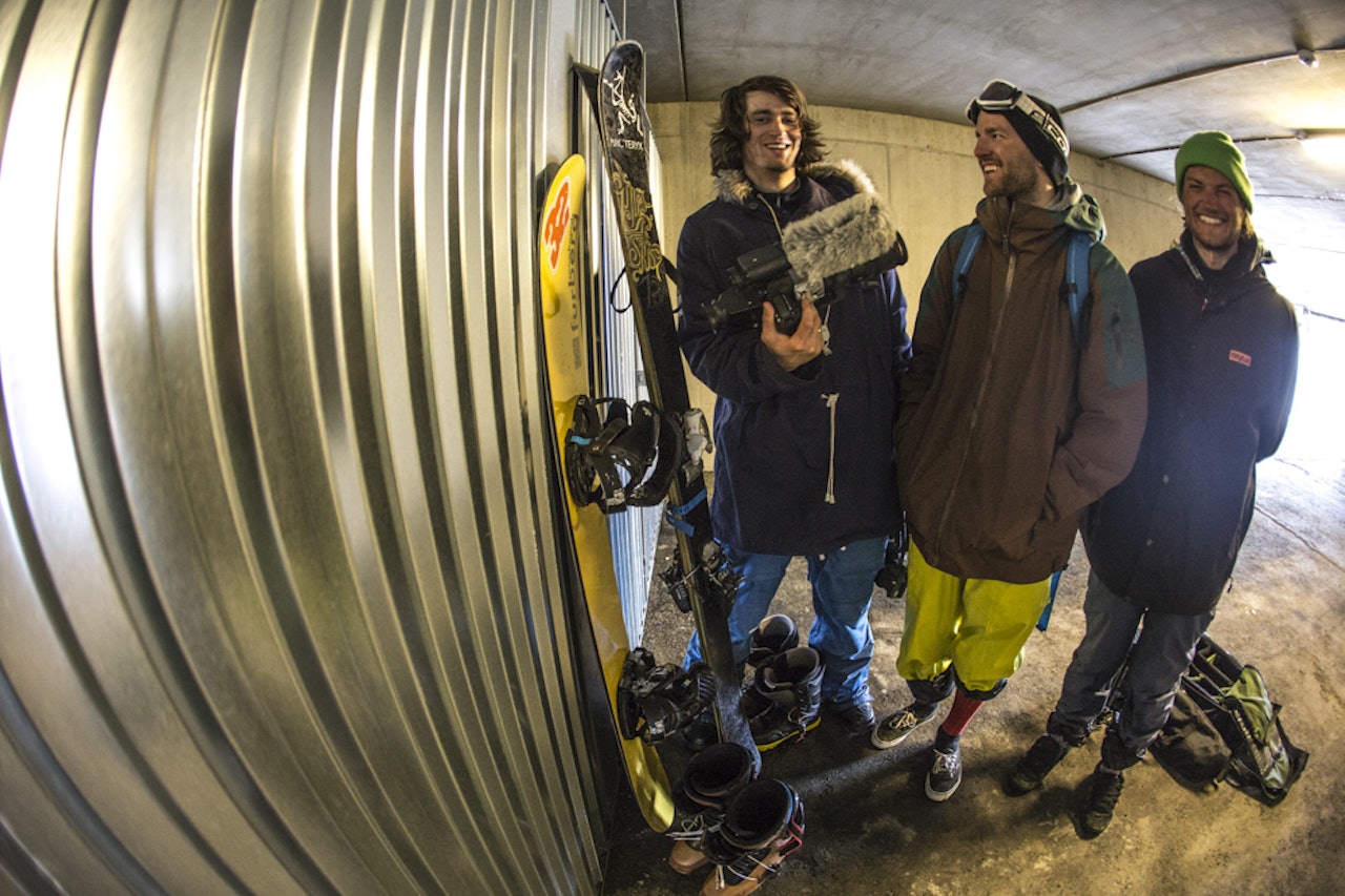 FORRETTEN: Den første episoden av «The Hills» er oppvarminga før sesongen. Dagene før jul hvor du egentlig driter i hva slags forhold det er, så lenge du får kjørt ski eller brett. Thomas Søyland er mannen bak kamera. Foto: Hans Petter Hval FORRETTEN: Den første episoden av «The Hills» er oppvarminga før sesongen. Dagene før jul hvor du egentlig driter i hva slags forhold det er, så lenge du får kjørt ski eller brett. Thomas Søyland er mannen bak kamera. Foto: Hans Petter Hval