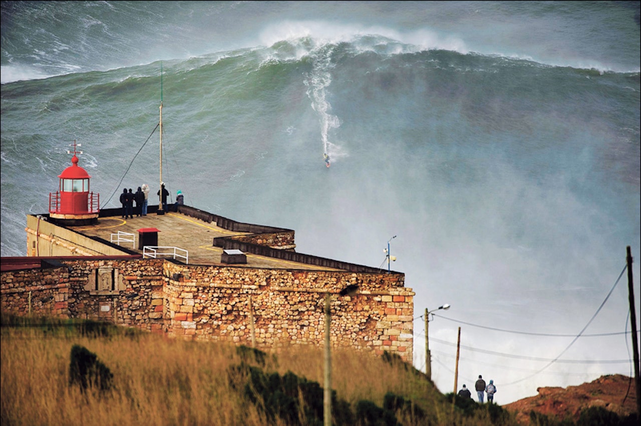 SPEKTAKULÆRT: Det er voldsomme greier Garrett McNamara bryter seg på her. Foto: Scanpix SPEKTAKULÆRT: Det er voldsomme greier Garrett McNamara bryter seg på her. Foto: Scanpix