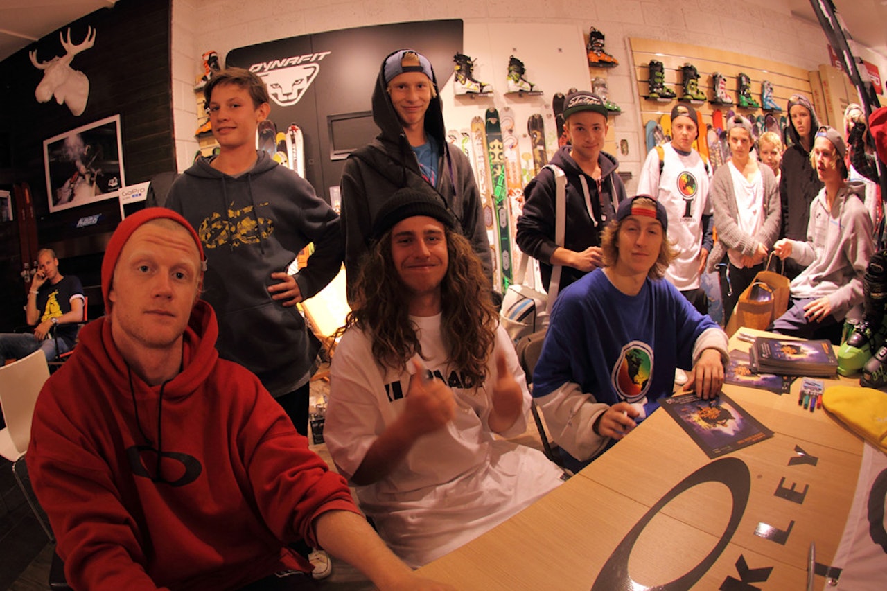 MØTTE HELTENE: Lars Biribakken (15), Mathias Ertnæs (15) og Harald Hovin (15) møtte Tanner Hall, Henrik Harlaut og Phil Casabon på filmvisning på Rå Sport i Oslo i går. Foto: Tore Meirik MØTTE HELTENE: Lars Biribakken (15), Mathias Ertnæs (15) og Harald Hovin (15) møtte Tanner Hall, Henrik Harlaut og Phil Casabon på filmvisning på Rå Sport i Oslo i går. Foto: Tore Meirik