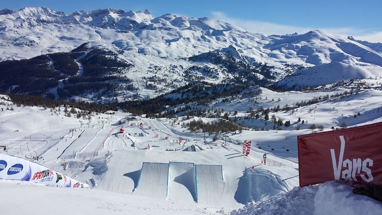 TETT: To rails og fire hopp, og lite rom for feil i Vars. Men Øystein Bråten kjørte inn til kvalikens nest best score. Foto: AFP TETT: To rails og fire hopp, og lite rom for feil i Vars. Men Øystein Bråten kjørte inn til kvalikens nest best score. Foto: AFP