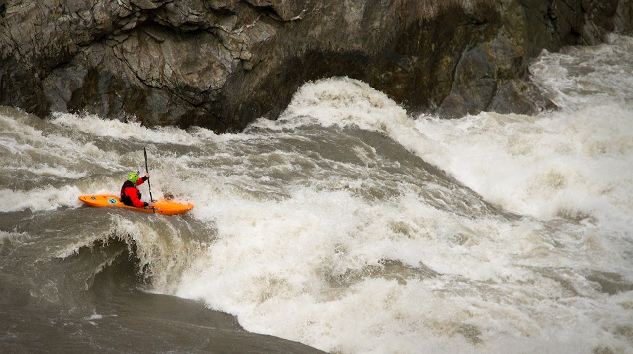 UTILGJENGELIG: The Grand Canyon of Stikine er tre dager med padling av høyeste vanskegrad. Hvis du må avbryte turen fins det et fåtall steder det er mulig å klatre ut, og klarer du det, da er det tre dagers marsj til nærmeste menneske. Heldigvis slapp Evan Garcia og resten av gjengen å gjøre det. Foto: Eric Parker UTILGJENGELIG: The Grand Canyon of Stikine er tre dager med padling av høyeste vanskegrad. Hvis du må avbryte turen fins det et fåtall steder det er mulig å klatre ut, og klarer du det, da er det tre dagers marsj til nærmeste menneske. Heldigvis slapp Evan Garcia og resten av gjengen å gjøre det. Foto: Eric Parker