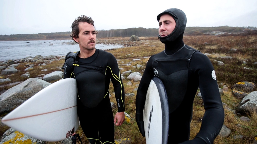 KJENNER ET ANSVAR: Andreas Møgster og Joacim Nyhaugen har surfet på Saltstein i flere år og mener vannsportutøverne er flinke til å ta ansvar for naturen. Bilde: Christian Nerdrum