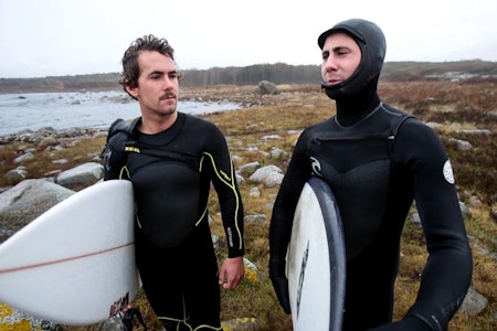 KJENNER ET ANSVAR: Andreas Møgster og Joacim Nyhaugen har surfet på Saltstein i flere år og mener vannsportutøverne er flinke til å ta ansvar for naturen. Bilde: Christian Nerdrum