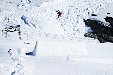 900 TAIL: Dette trikset ga Tiril X Games-gull i går kveld. Her gjør hun 900 tail på Folgefonna sist sommer. Foto: Daniel Tengs 900 TAIL: Dette trikset ga Tiril X Games-gull i går kveld. Her gjør hun 900 tail på Folgefonna sist sommer. Foto: Daniel Tengs
