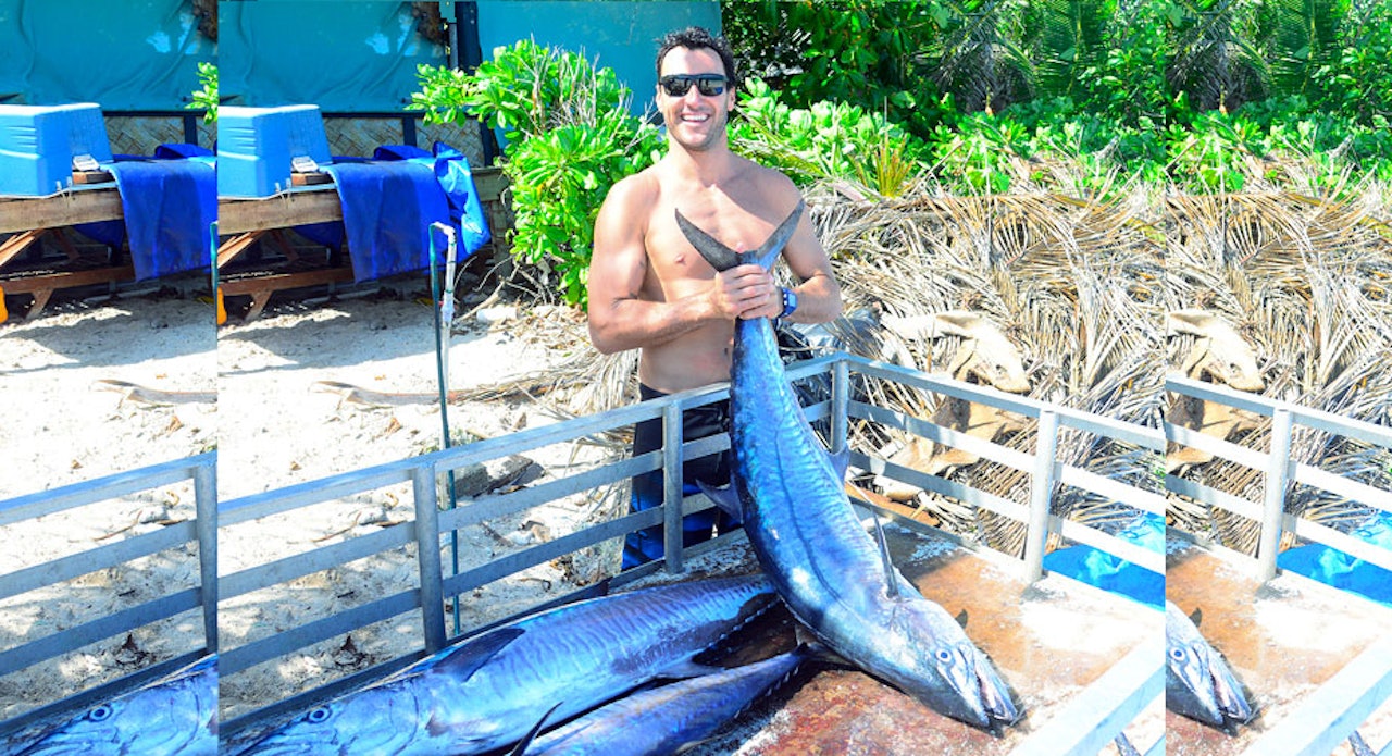 UTEN DEKNING: Regjerende verdensmester Joel Parkinson var på fisketur mens første runde av Volcom Fiji Pro pågikk. UTEN DEKNING: Regjerende verdensmester Joel Parkinson var på fisketur mens første runde av Volcom Fiji Pro pågikk.