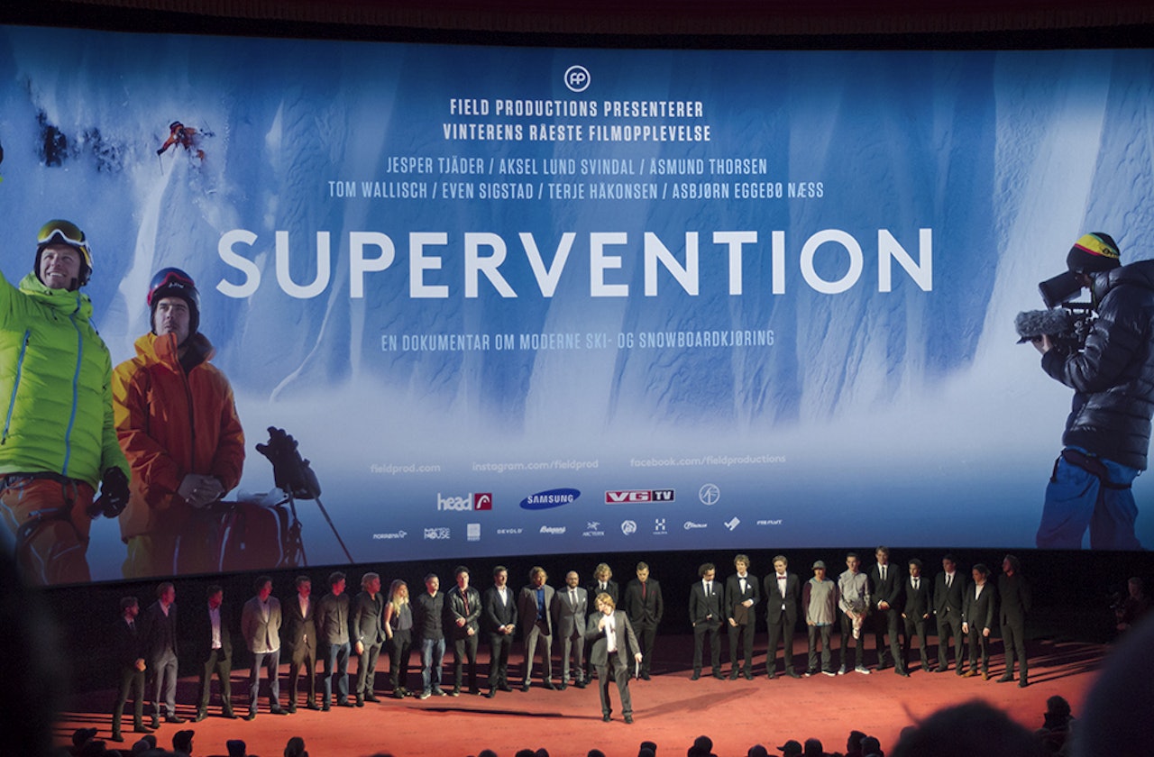 PREMIEREFEST: Gårsdagens premierefest var utvilsomt et stort øyeblikk for denne gjengen! Filip Christensen forteller om filmen. Foto: Håkon Jørgensen PREMIEREFEST: Gårsdagens premierefest var utvilsomt et stort øyeblikk for denne gjengen! Filip Christensen forteller om filmen. Foto: Håkon Jørgensen