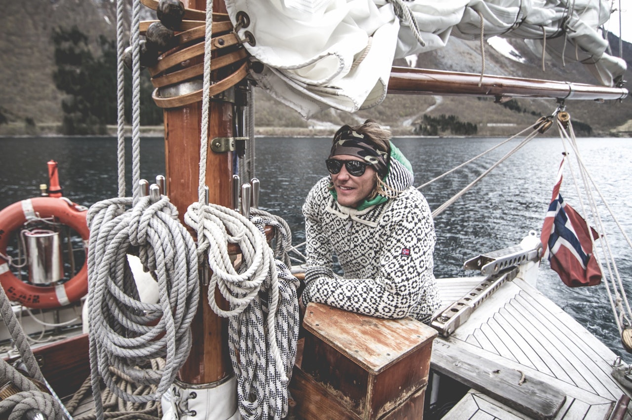 SKIPPER: Etter to og et halvt år i Jondal er det nok for Wille Lindberg, som tar med seg familien til Sverige. Men kombinasjonen seiling og ski har han ikke tenkt å gi opp. Bilde: Nuit de la Glisse