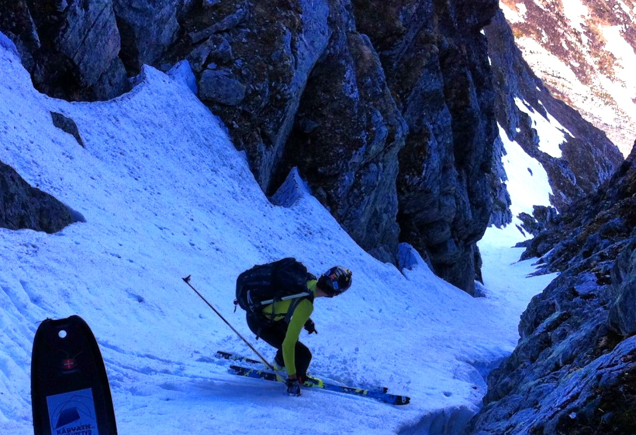 BRATT: Ola Berger i ferd med å sette utfor no skikkelig trang brattkjøring på fjellet Hesten i Sunndal. Foto: Bård Smestad BRATT: Ola Berger i ferd med å sette utfor no skikkelig trang brattkjøring på fjellet Hesten i Sunndal. Foto: Bård Smestad