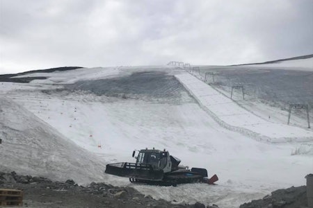MØRKT: Slik ser det ut på Juvassbreen nå, vi får krysse fingrene for en kald og snørik vinter. MØRKT: Slik ser det ut på Juvassbreen nå, vi får krysse fingrene for en kald og snørik vinter.