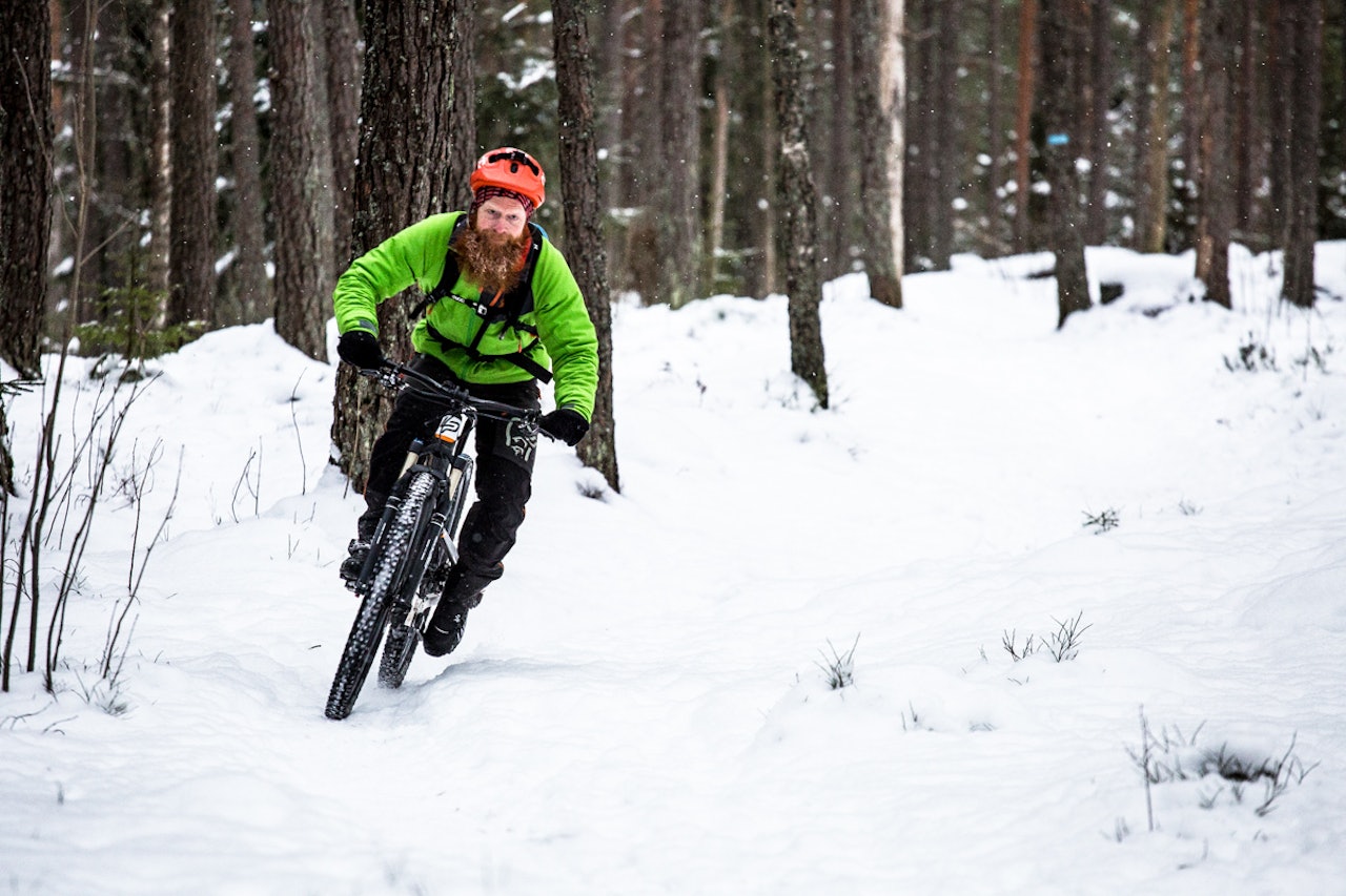 RULLER I SNØEN: Terrengekspert Aslak Mørstad hevder han sykler enda mer vinterstid enn sommmerstid. Bilde: Christian Nerdrum