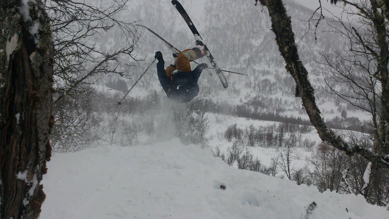 BACKFLIPSESSION: Det ble ingen konkurranse, men en runde med flips lenger ned i skogen i stedet. Her er det fotograf Vegard Breie som bryter seg på. Foto: Ove Nestvold BACKFLIPSESSION: Det ble ingen konkurranse, men en runde med flips lenger ned i skogen i stedet. Her er det fotograf Vegard Breie som bryter seg på. Foto: Ove Nestvold