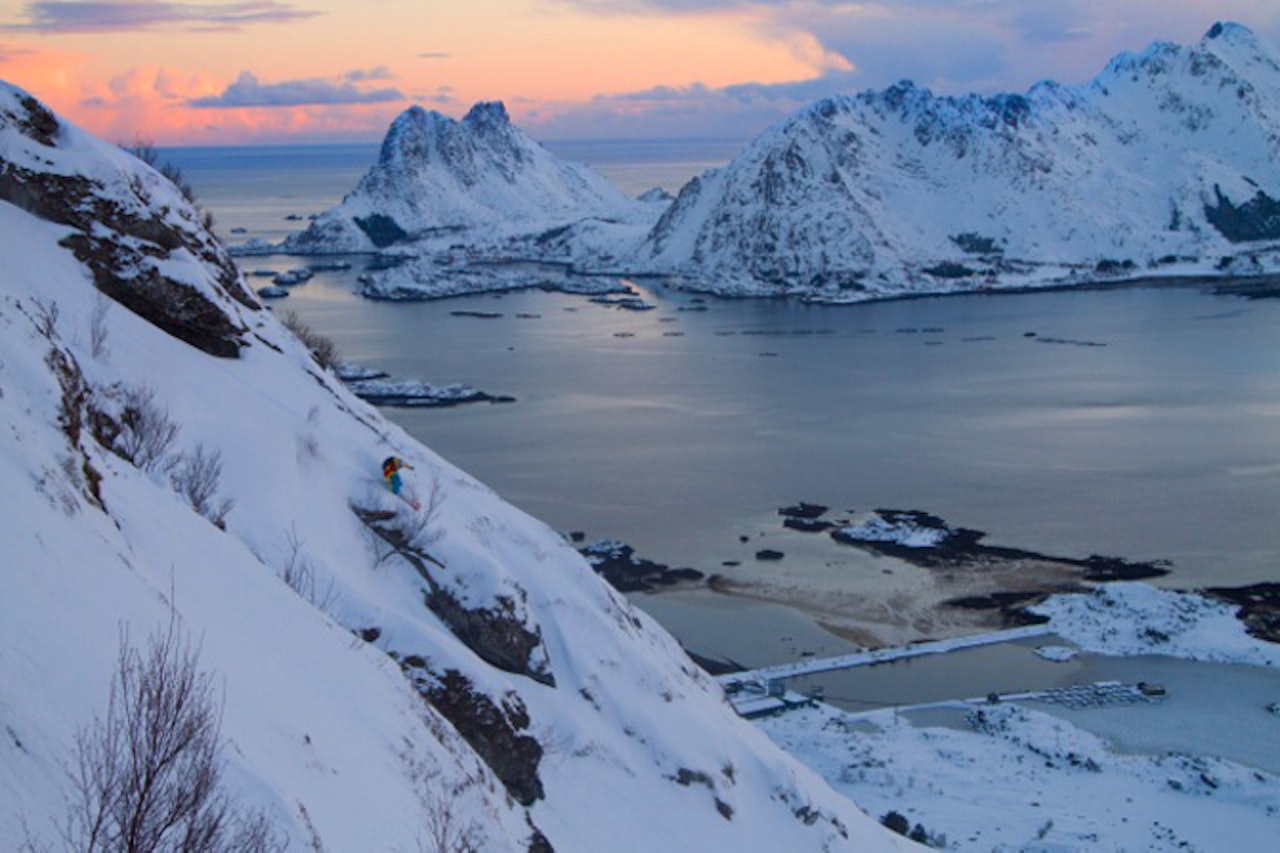 IKKE SENSURERT: Det er liten tvil om at Karsten Gefle kjører i terreng hvor det kan gå snøskred på dette bildet fra innspillinga av Oppdrag Nord-Norge. Men betyr det at skredfaren bagatelliseres for leserne? Foto: Sindre Kinnerød IKKE SENSURERT: Det er liten tvil om at Karsten Gefle kjører i terreng hvor det kan gå snøskred på dette bildet fra innspillinga av Oppdrag Nord-Norge. Men betyr det at skredfaren bagatelliseres for leserne? Foto: Sindre Kinnerød