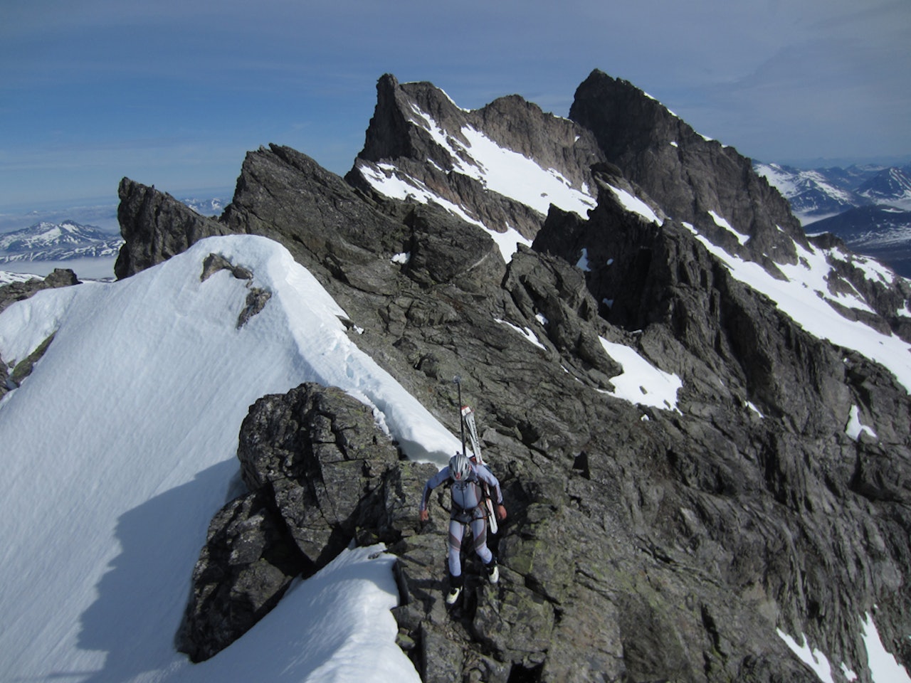 PÅ TUR: Her er Ola Hovdenak i aksjon på Vengetindtraversen, som i seg selv er en dagstur. Men bare en liten del av guttas monstertur. Foto: NIls NIelsen PÅ TUR: Her er Ola Hovdenak i aksjon på Vengetindtraversen, som i seg selv er en dagstur. Men bare en liten del av guttas monstertur. Foto: NIls NIelsen