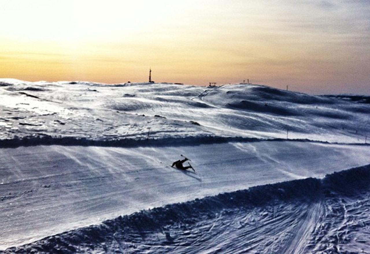 PODKAST #3: Denne gangen snakker vi om bomturer. Dette bildet er tatt på en av våre bomturer. Lars-Kristian Haugen legger seg ned i løypa på Skeikampen og bomturen er et faktum. Foto: Hans Petter Hval PODKAST #3: Denne gangen snakker vi om bomturer. Dette bildet er tatt på en av våre bomturer. Lars-Kristian Haugen legger seg ned i løypa på Skeikampen og bomturen er et faktum. Foto: Hans Petter Hval