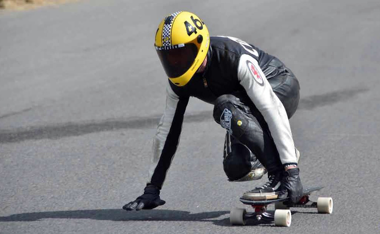 FRUSTRERT: Norske Cedric Cornell, som her suser inn til 4. plass i Masterclass-divisjonen, forteller om et longboard-VM som ble en skandale som deltagerne kuppa for å få gjennomført. Foto: Andy Russell FRUSTRERT: Norske Cedric Cornell, som her suser inn til 4. plass i Masterclass-divisjonen, forteller om et longboard-VM som ble en skandale som deltagerne kuppa for å få gjennomført. Foto: Andy Russell